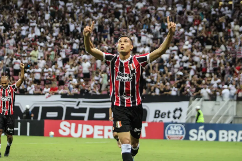 PERNAMBUCANO: Santa Cruz segue invicto ao bater Vitória