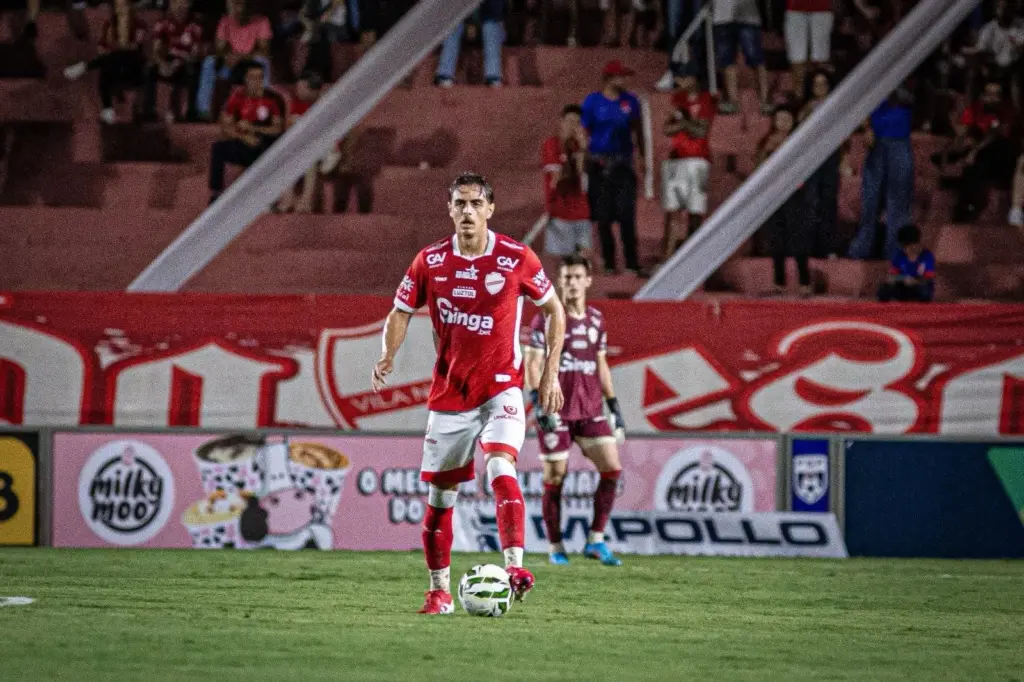 Goiano: Weverton celebra estreia como titular no Vila Nova