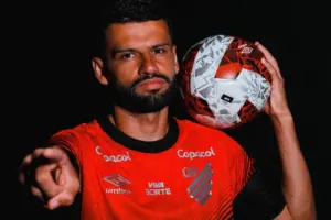 Athletico acerta retorno de volante após 10 anos