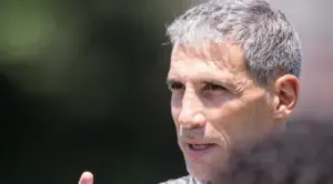 Santos acerta com Rony e Vojvoda exalta experiência do atacante