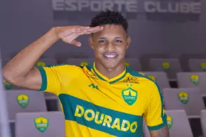 Cuiabá oficializa a chegada do volante Weverson