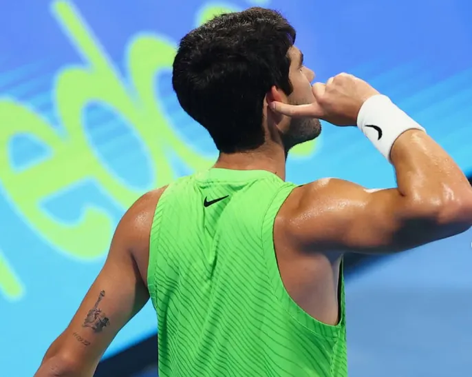 Alcaraz bate Rublev e disputa título em Doha diante de Fils; Stefani está na final em Dubai