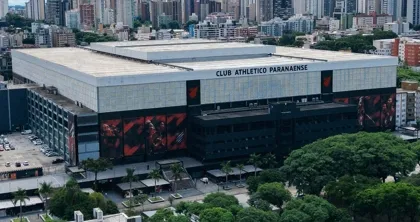 Athletico-PR cumpre punição do STJD em duelo contra o Corinthians