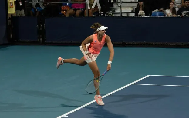 Bia Haddad é arrasada por indonésia  no WTA 1000 de Doha