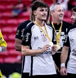 Bidon revela que sucesso vem de conselhos de Paulinho, Renato Augusto e Maycon