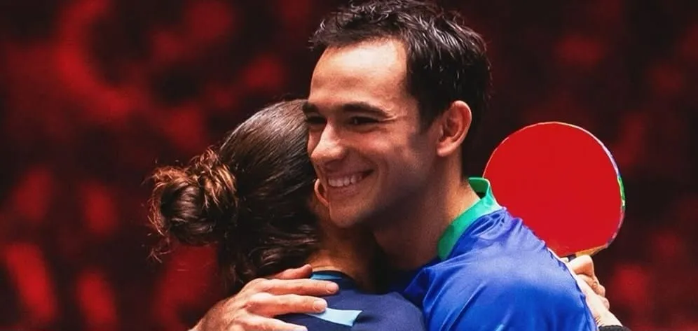 Hugo Calderano celebra conquista com Bruna Takahashi (Foto: Divulgação-WTT)
