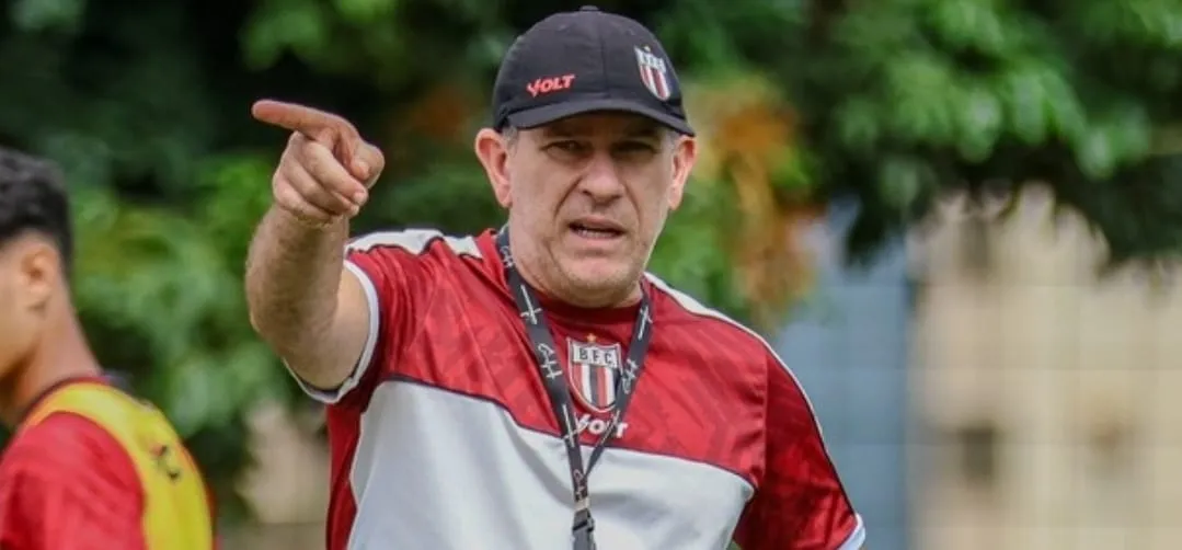 Cláudio Tencati durante treino (Foto: Divulgação-Botafogo)