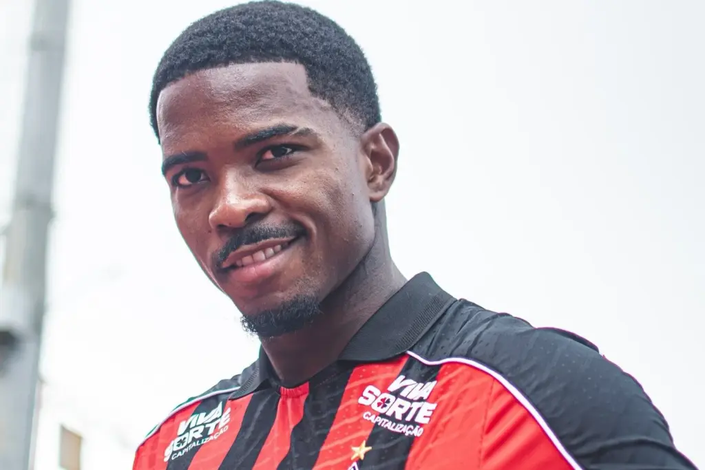 Vitória oficializa zagueiro Cacá por empréstimo até o fim da temporada (Foto: Victor Ferreira/ECV)