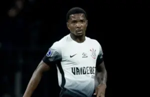 Reforço do Vitória, zagueiro Cacá desembarca em Salvador