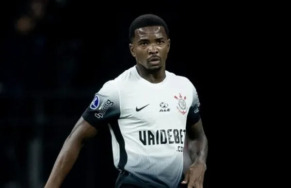 Reforço do Vitória, zagueiro Cacá desembarca em Salvador