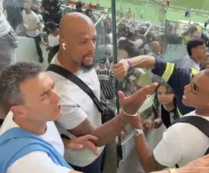 Felipe Melo discute com torcedor do Corinthians antes de final com o Flamengo no Mané Garrincha