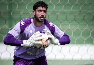 Caíque assume erro, exalta reação do Guarani e agradece apoio após expulsão no dérbi