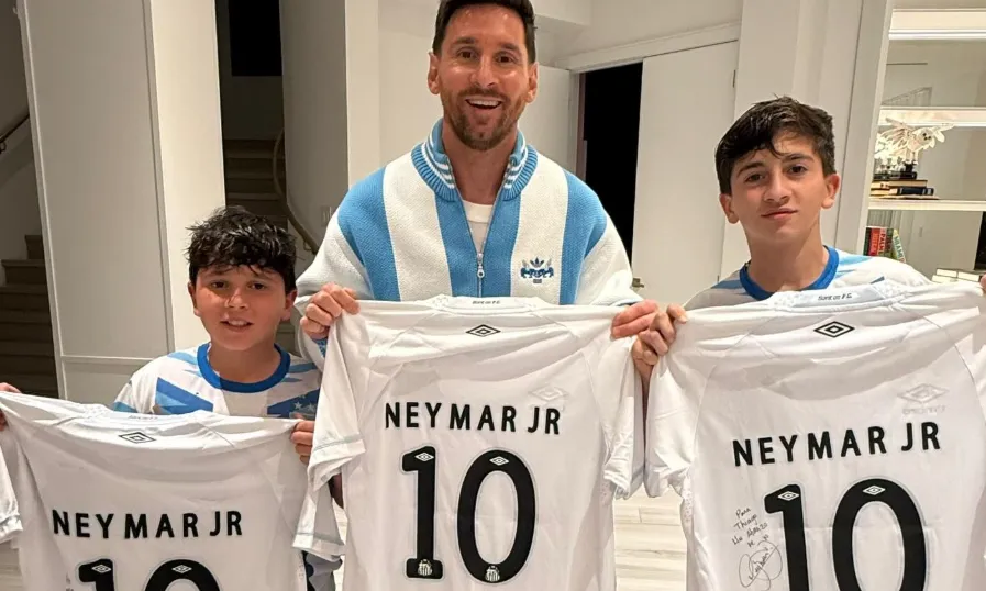 Filhos do Messi com camisa autografada por Neymar - Foto: Reprodução/Santos