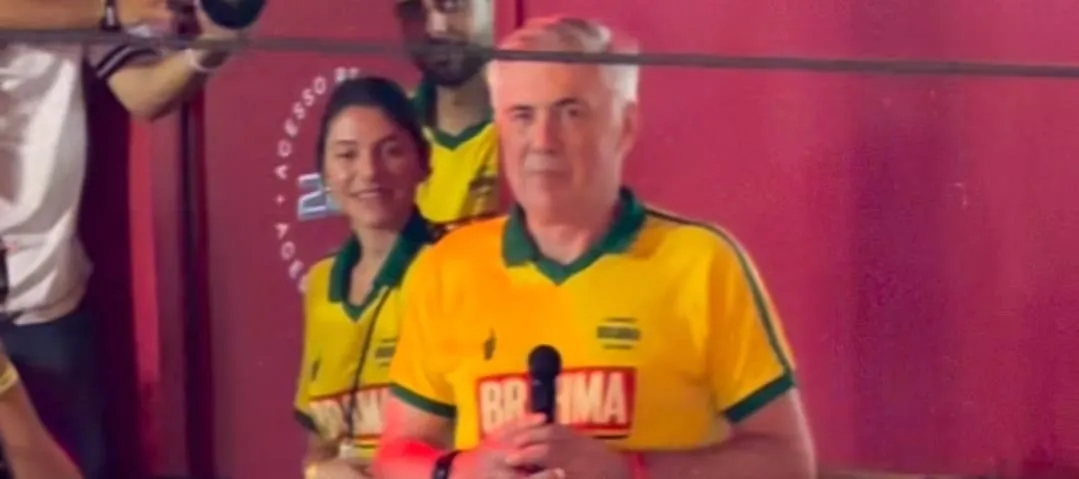 Carlo Ancelotti aproveita o Carnaval em Salvador (Foto: Reprodução-Instagram @leosantana)