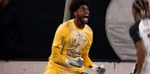 Corinthians celebra marca histórica de Hugo Souza