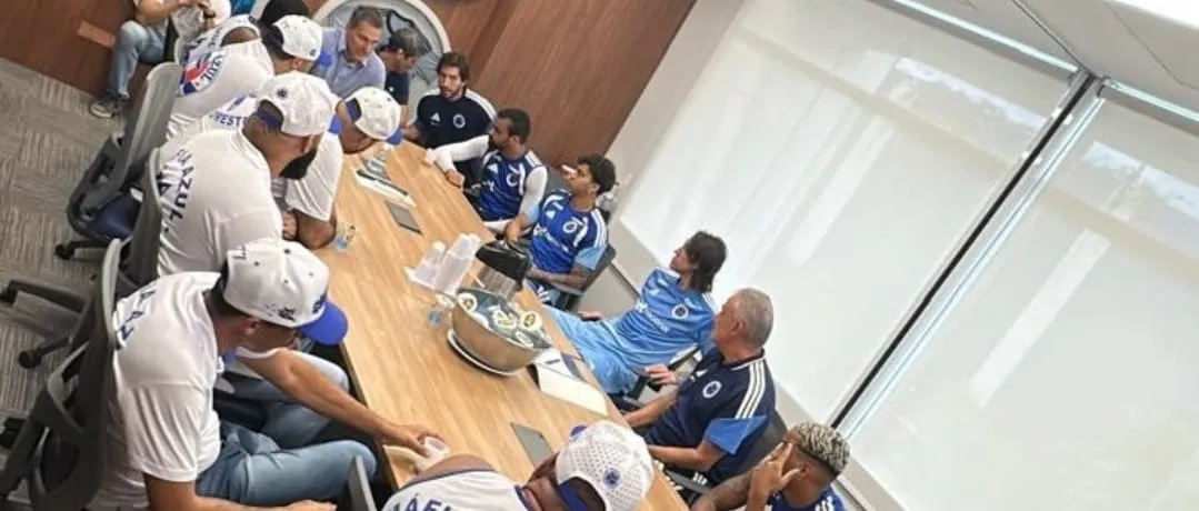 Tite e jogadores do Cruzeiro durante reunião com organizada (Foto: Divulgação-Máfia Azul)