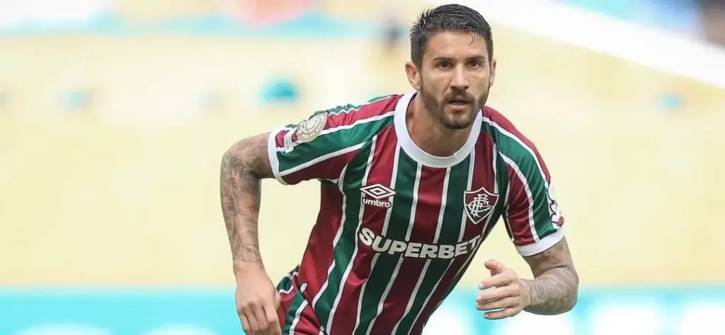 Clube dos Emirados Árabes monitora atacante do Fluminense