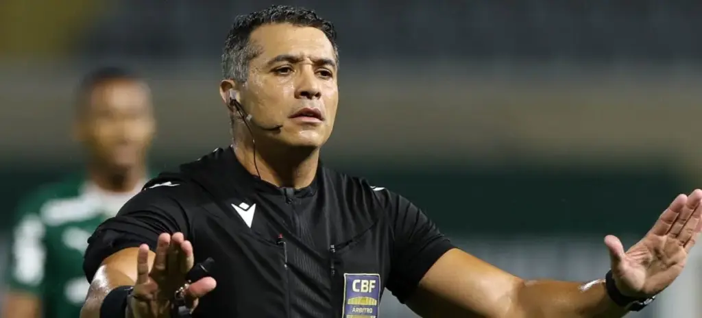CBF admite falha e adverte árbitro de Palmeiras x Fluminense