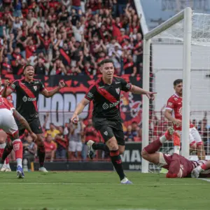 GOIANO: Com dois gols de cabeça, Atlético-GO vence Vila Nova e se aproxima da final