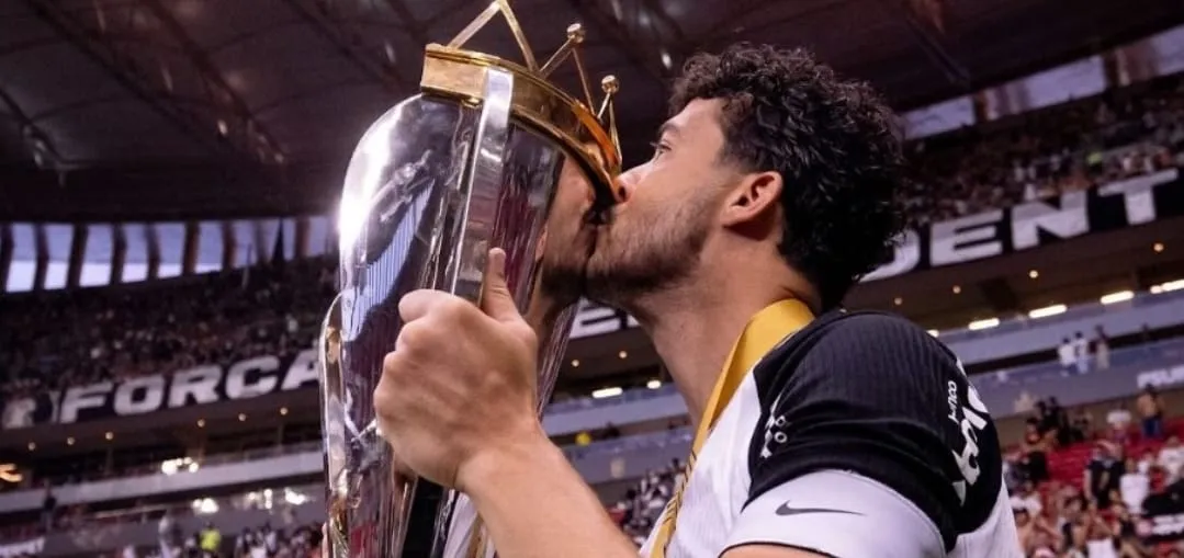 Gustavo Henrique com a taça da Supercopa Rei