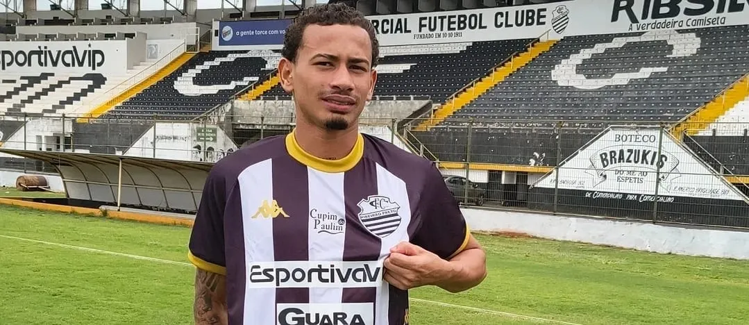 Hiago é oficializado como reforço (Foto: Bruno Bellomi-Comercial FC)