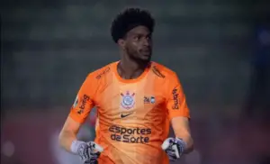 Hugo Souza sofre racismo de torcedores da Portuguesa