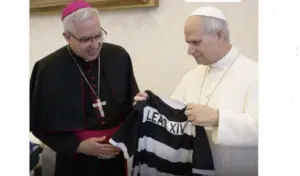 BENÇÃO PAPAL: Bispo de Piracicaba presenteia Leão XIV com camisa do XV de Piracicaba