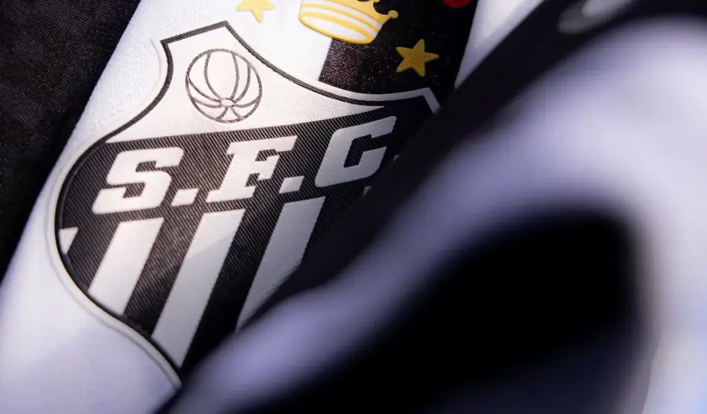Santos negocia patrocínio com bet investigada por lavagem de dinheiro