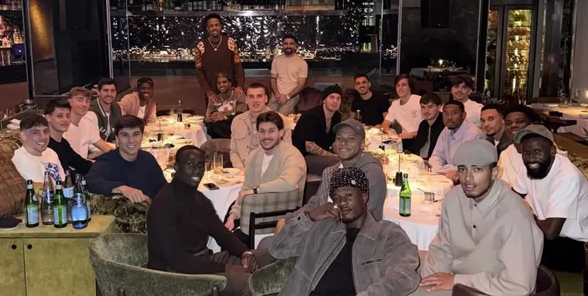 Às vésperas de decisão, Vini Jr. e Mbappé bancam jantar a elenco do Real Madrid