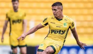 Igor Cariús celebra estreia no Mirassol: 