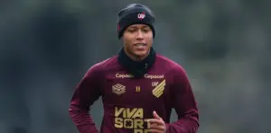 Athletico pode ter retorno de Isaac após 7 meses