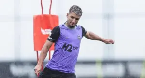 Atlético-MG reintegra Iseppe ao elenco após punição disciplinar