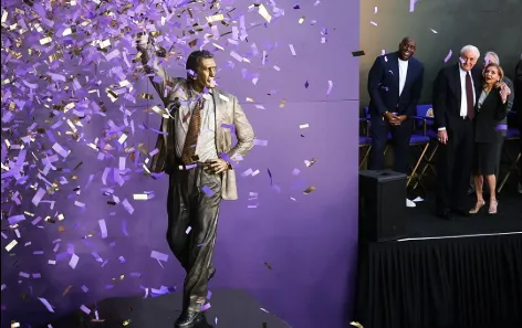 Lakers homenageiam Pat Riley com estátua em noite de baile dos Celtics