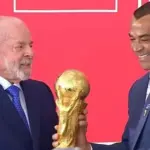 Thumbnail da noticia Lula posa com taça da Copa e aposta em hexa do Brasil