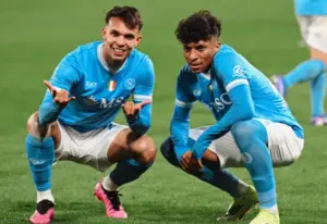 ITALIANO: Napoli e Roma empatam em clássico com brilho brasileiro