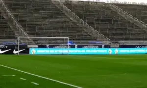 Corinthians troca gramado da Neo Química durante a Copa