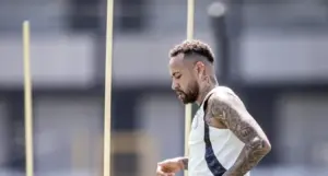 Neymar surpreende torcedores do Santos ao aparecer com camisa do Palmeiras
