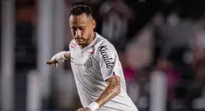 Neymar celebra desempenho mesmo com queda do Santos