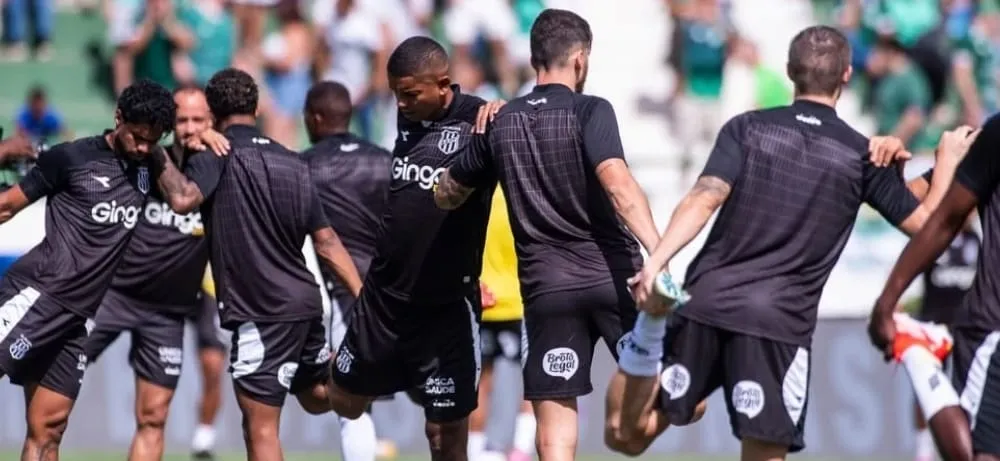 Atletas da Ponte Preta durante aquecimento (Foto: Leonardo Dias-PontePress)