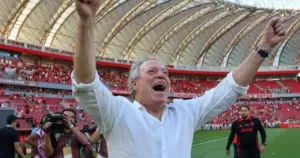 Internacional homenageia Abel Braga, que diz: “Meu coração é vermelho”