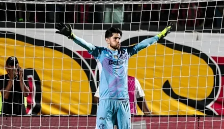 Flamengo vê Rossi atingir marca histórica após vitória