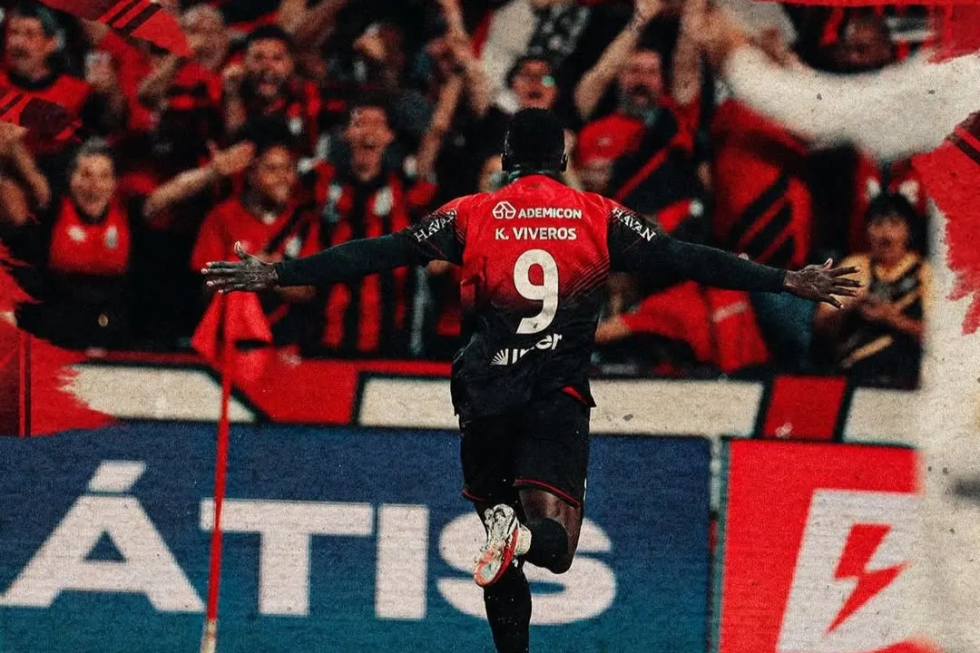 Athletico-PR 2 x 1 Santos - Furacão bate Peixe com gol no fim (Foto: Divulgação/CAP)