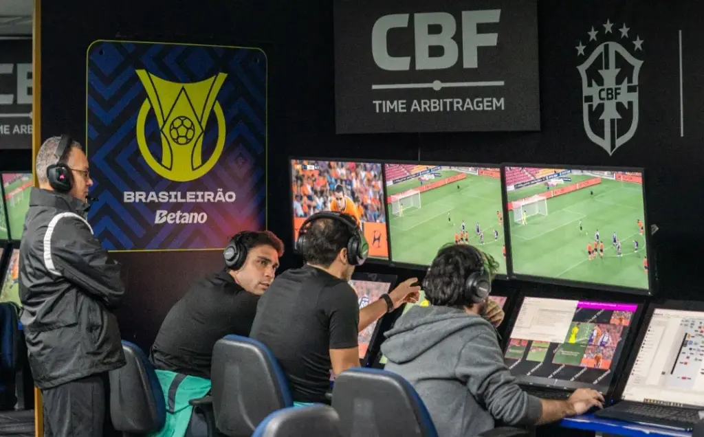 IFAB anuncia ampliação do protocolo do VAR e regras 'anti-cera'