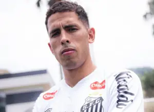 Christian Oliva é oficializado no Santos e promete 'famosa garra uruguaia'