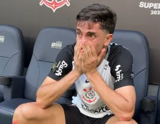 Gabriel Paulista chora após título com o Corinthians