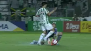 Goleiro do São José sofre choque e deixa campo no Gaúcho. VÍDEO