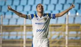 João Ramos celebra gol e vitória diante do XV