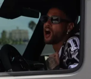 Neymar chega ao treino do Santos animado