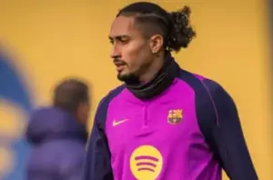 Raphinha está recuperado de lesão, diz técnico do Barcelona