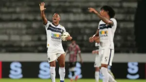 Sousa-PB contrata atacante Bambam, artilheiro do Pernambucano